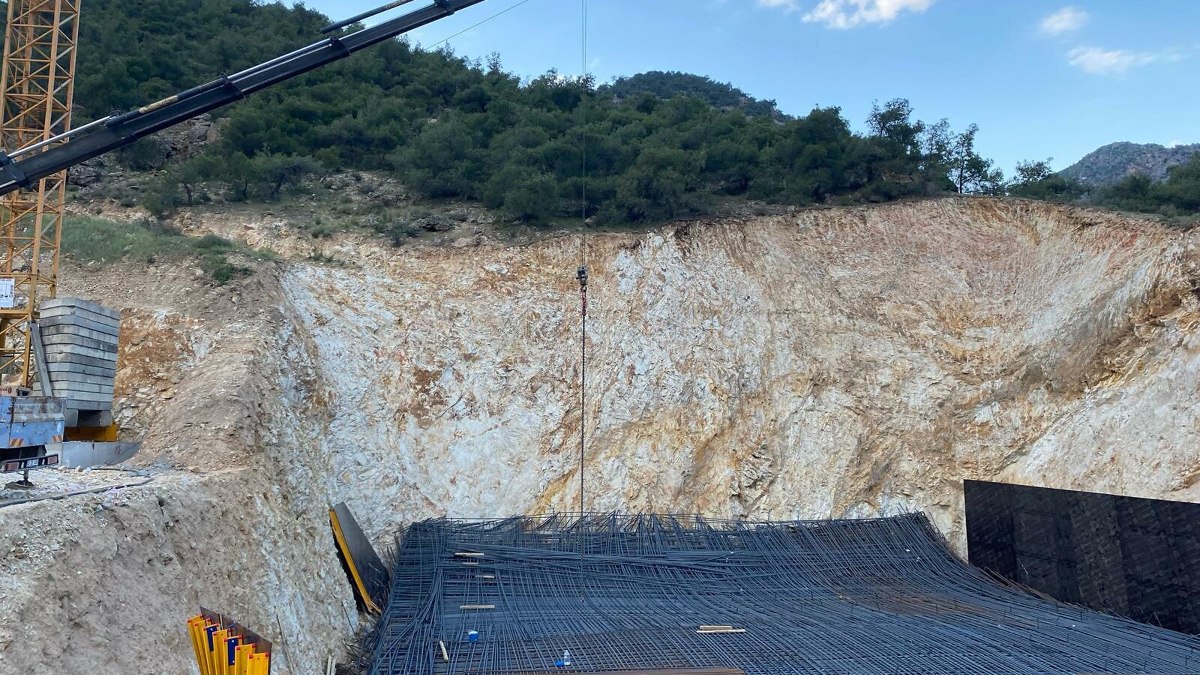 Manisa'da viyadük inşaatında demir çöktü: 9 yaralı
