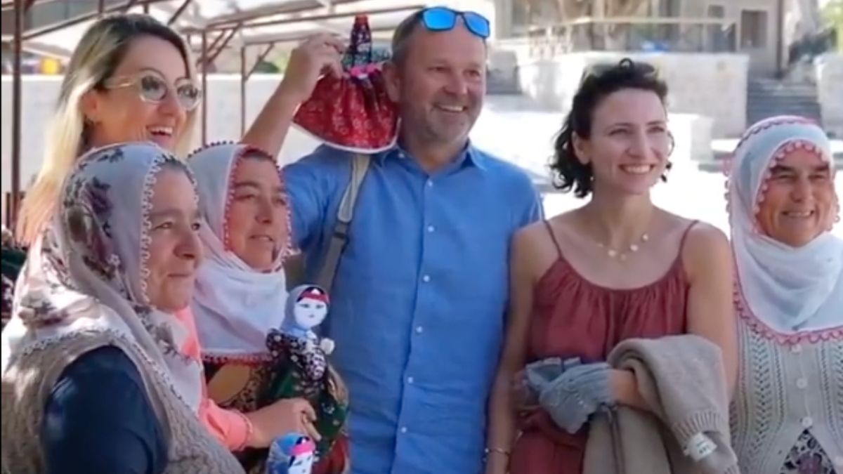 Kayseri'de köylü bebek satıcısı kadın, yabancı dil becerisiyle turistleri mest etti