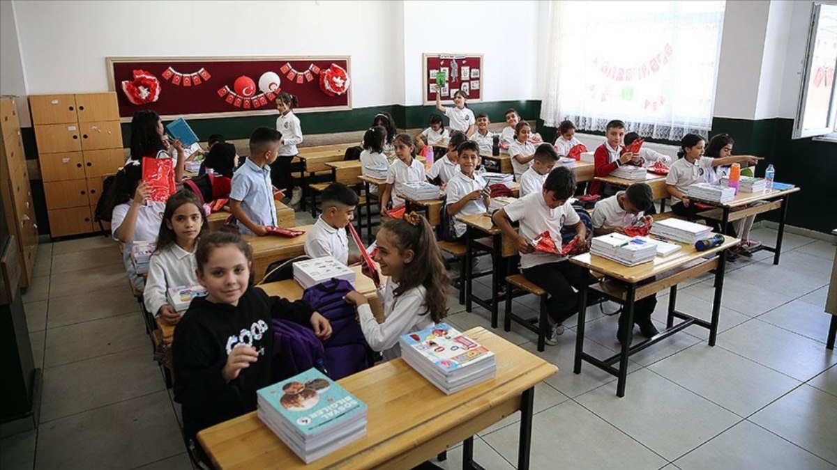 28 Nisan Pazartesi okullar açık mı, tatil mi? MEB'den