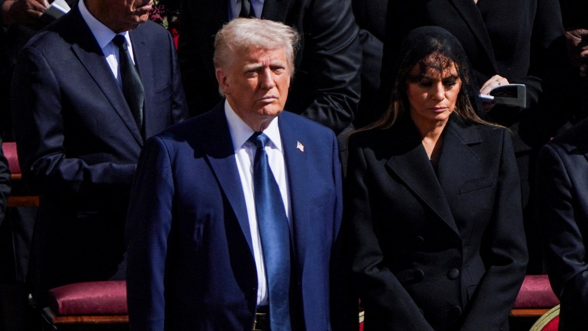 Papa'nın cenazesinde Melania Trump'ın tavrı dikkat çekti
