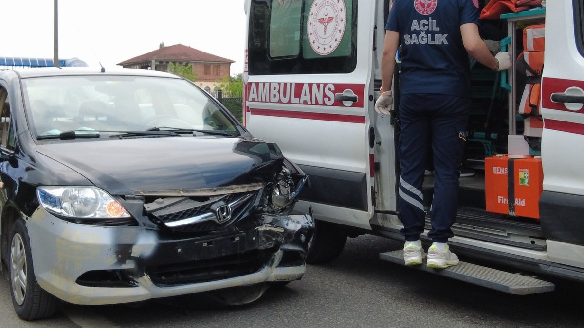 Düzce'de otomobil motosiklete çarptı: 3 yaralı