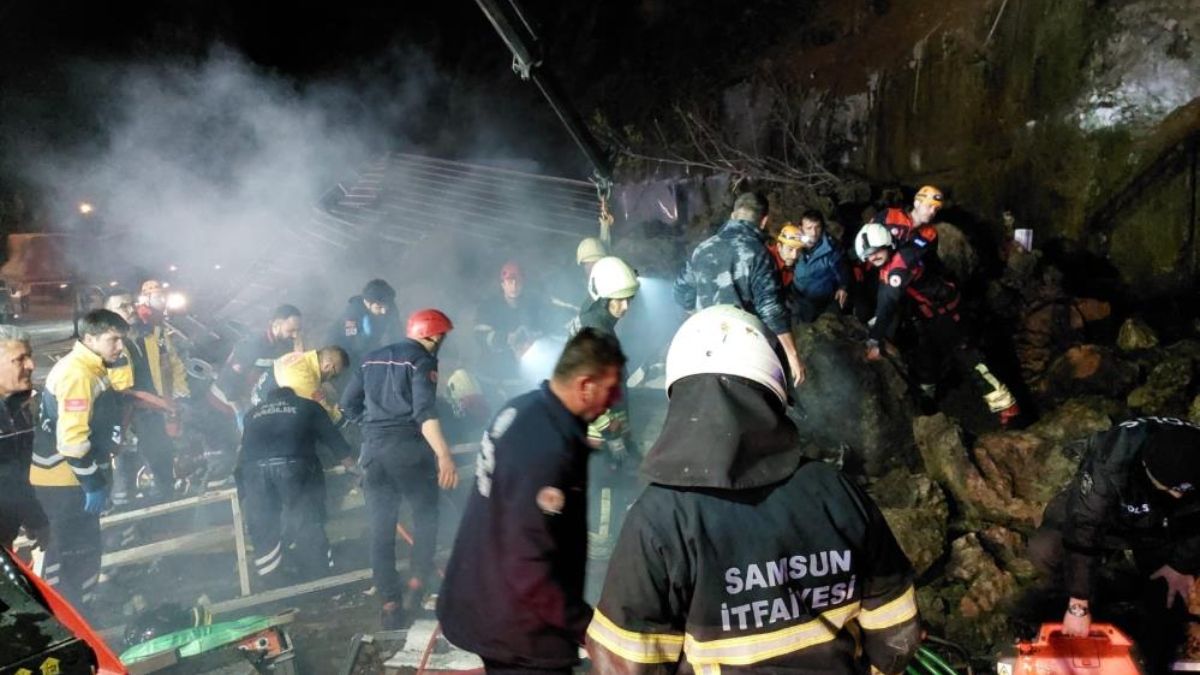 Samsun'da 4 kişilik ailenin olduğu araç heyelanda toprak altında kaldı