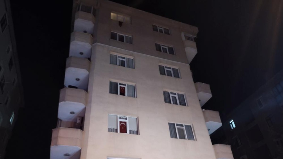 İstanbul Kadıköy'de balkon çöktü: Bina tahliye edildi