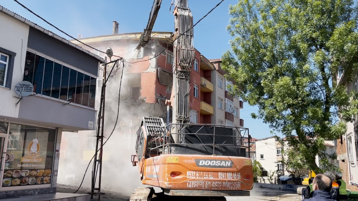 İstanbul'da depremde hasar gören 5 katlı metruk bina yıkıldı