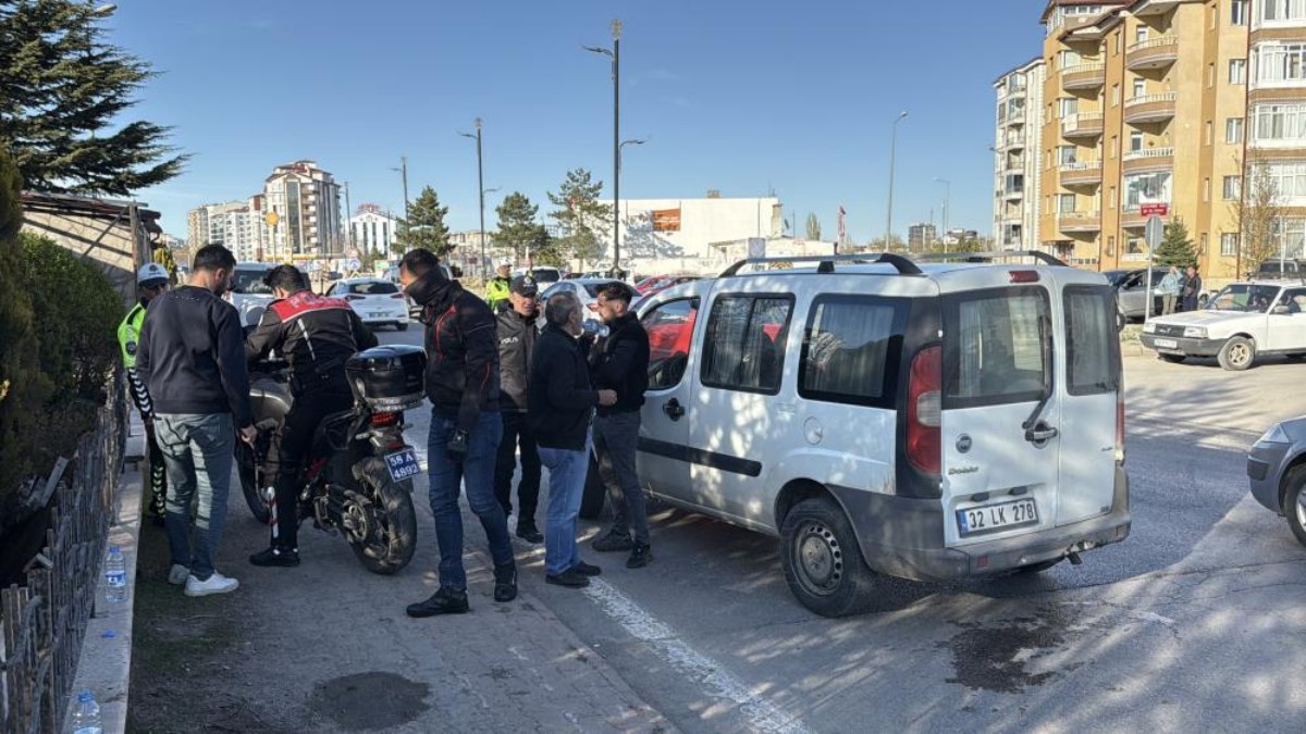 Sivas'ta şüpheli aracı takip eden polis ekibi kaza yaptı: 2 yaralı