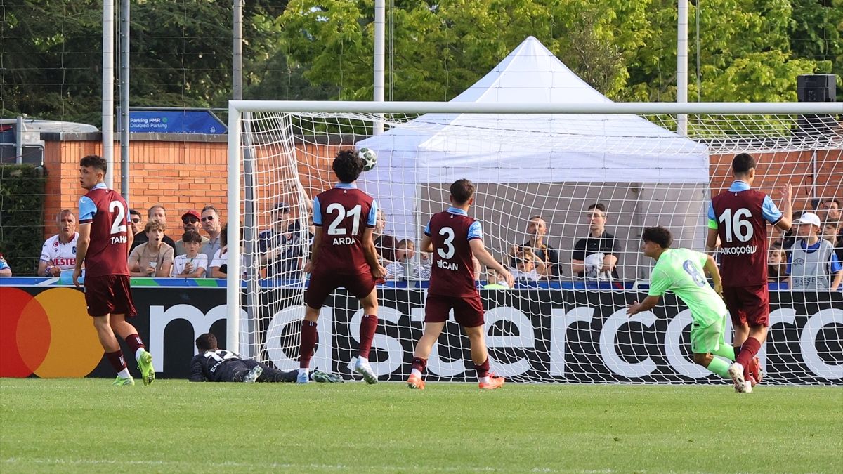 Trabzonspor 19 Yaş Altı Futbol Takımı, UEFA Gençlik Ligi finalinde Barcelona'ya yenildi