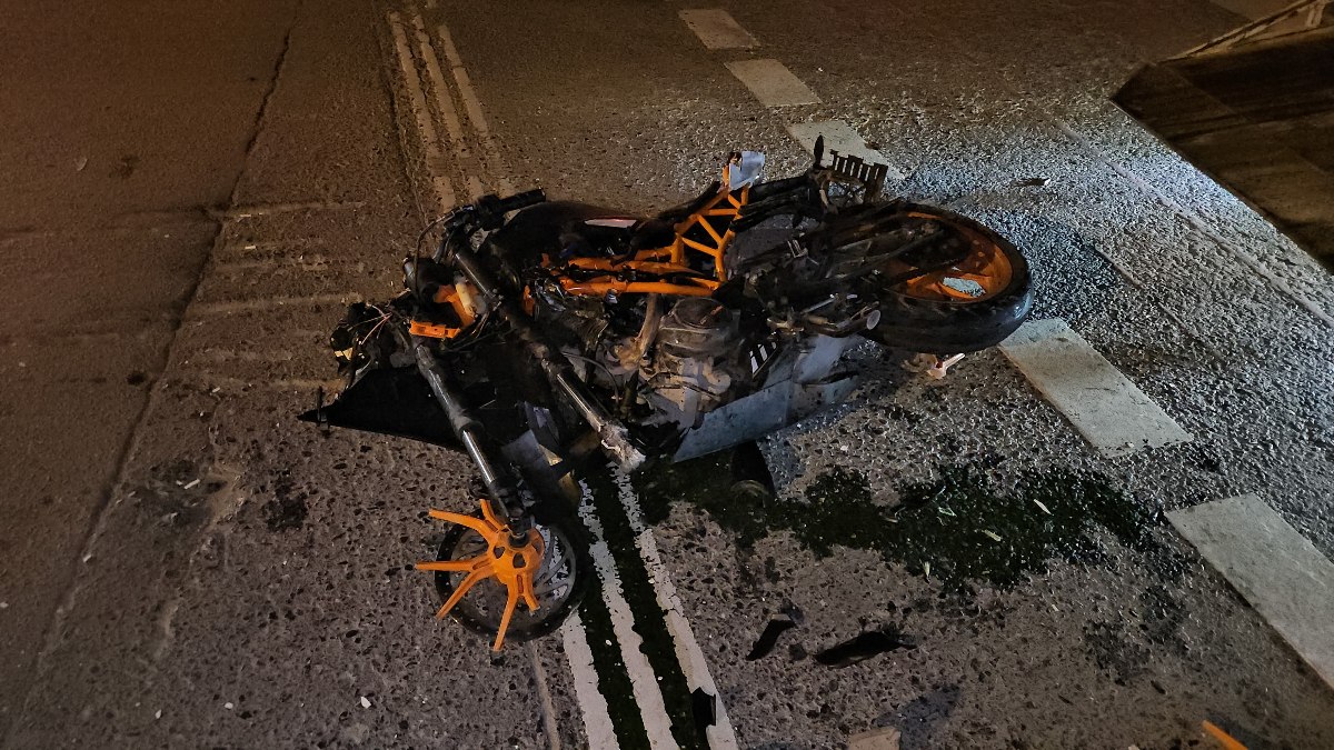 İstanbul Sarıyer'de otomobile çarpan motosikletteki 2 kişi ağır yaralandı