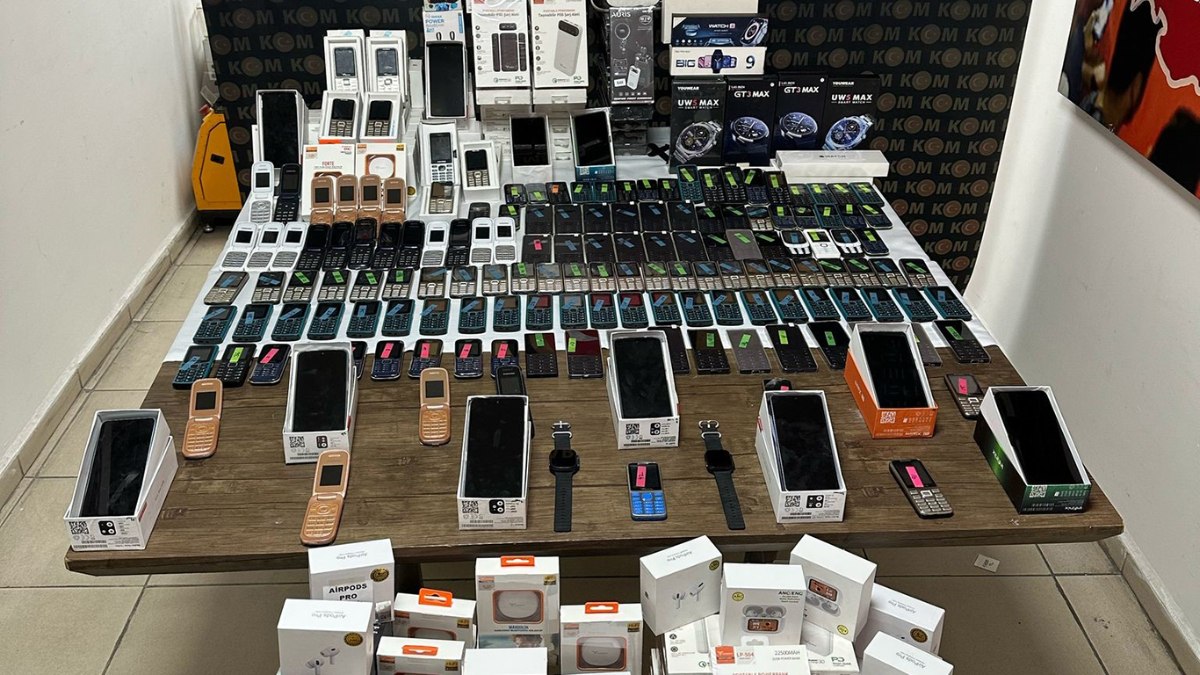 Karabük'te çok sayıda kaçak telefon ve elektronik eşya ele geçirildi