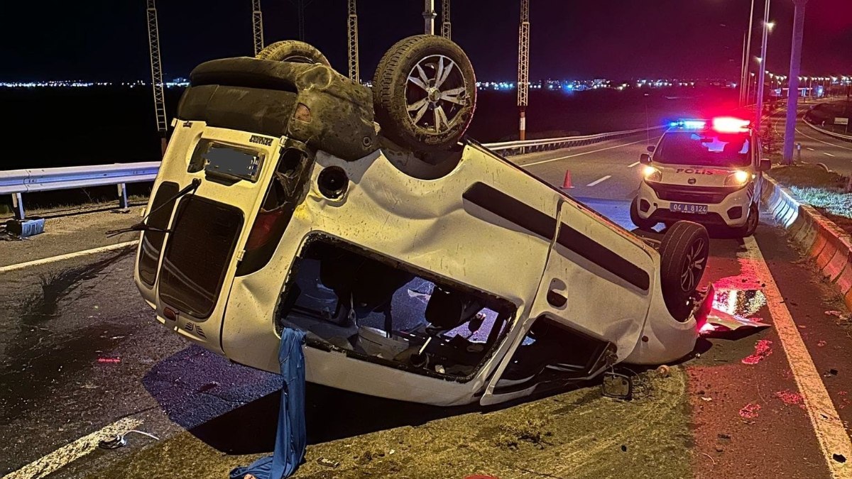 Ağrı'da kamyonet devrildi, 2 kişi yaralandı