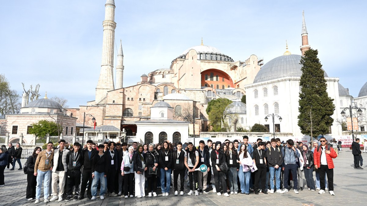 Konya Büyükşehir Belediyesi bu yıl 26 bin liseliyi YHT ile istanbul’a götürüyor