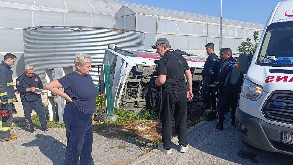 Antalya'da Rusları taşıyan turist midibüsü devrildi: 19 yaralı