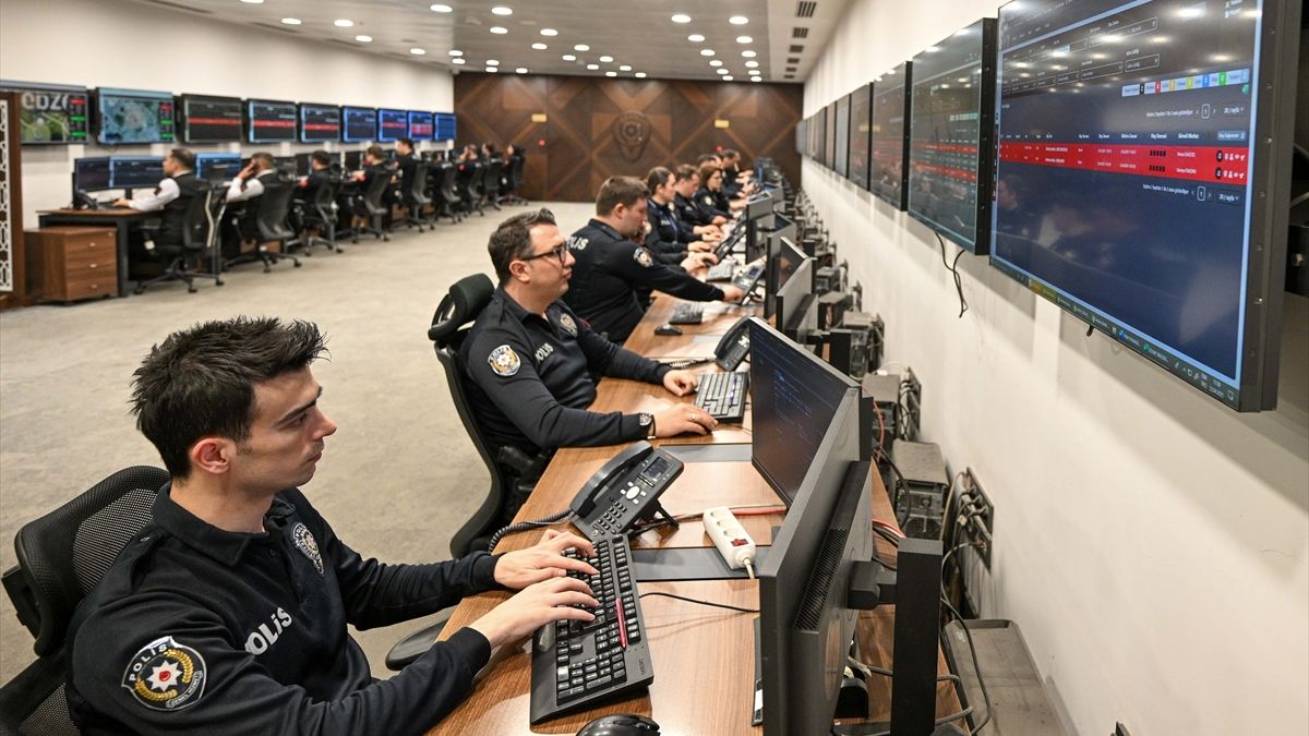 Elektronik kelepçe izleme merkezi, kadına şiddet uygulayanları takip ediyor