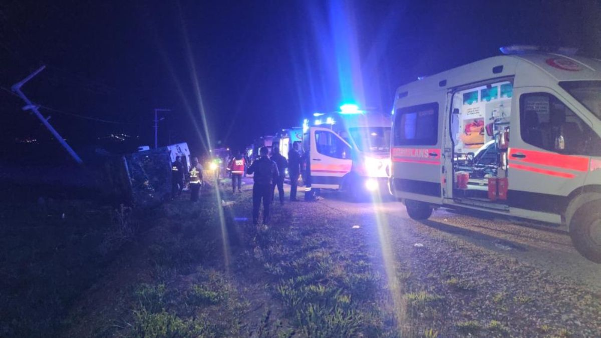 Van’da yolcu otobüsü devrildi: 28 kişi yaralandı Van’da yolcu otobüsü devrildi: 28 kişi yaralandı
