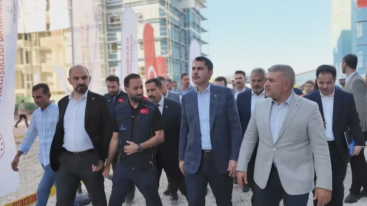 Murat Kurum, 1 Mayıs mesajında deprem bölgesinde çalışan işçilere yer verdi Murat Kurum, 1 Mayıs mesajında deprem bölgesinde çalışan işçilere yer verdi