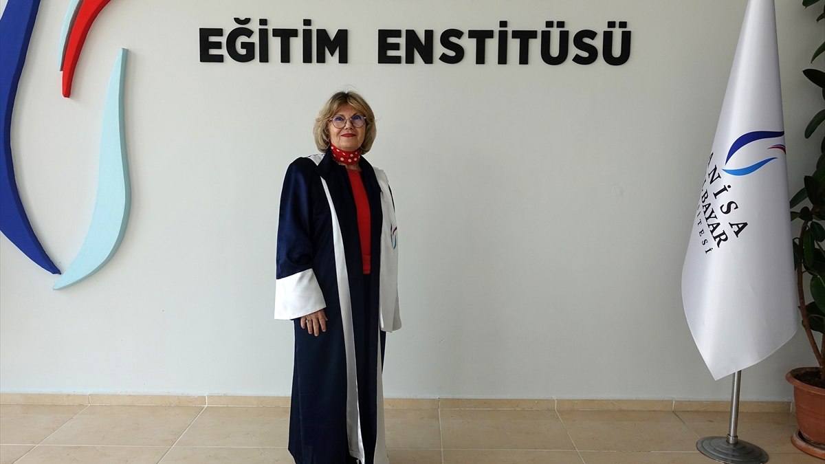Manisa'da 72 yaşında üniversiteye dönüp "doktor" ünvanı aldı