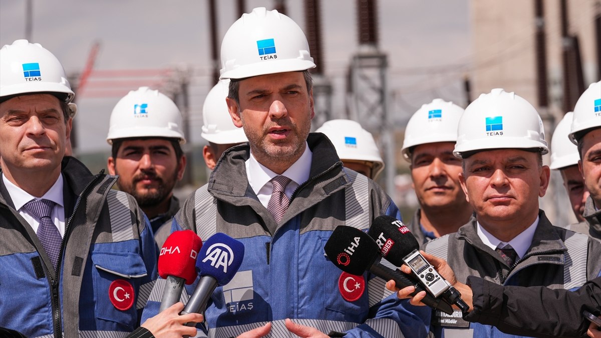 Alparslan Bayraktar: Türkiye'nin elektrik hatlarında kesintiye neden olacak sorun yok