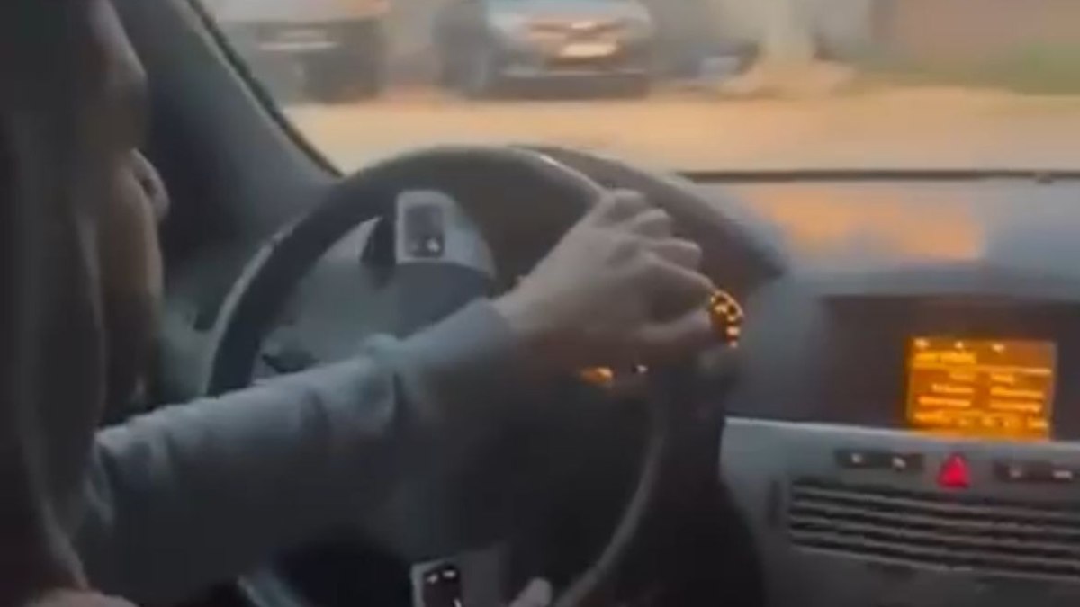 Bursa'da taksici, uygulama üzerinden çağırdığı aracın sürücüsünü polis noktasına götürdü