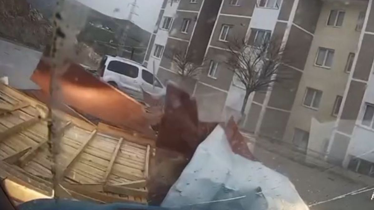 Bayburt'ta fırtınanın uçurduğu çatı, minibüse çarptı