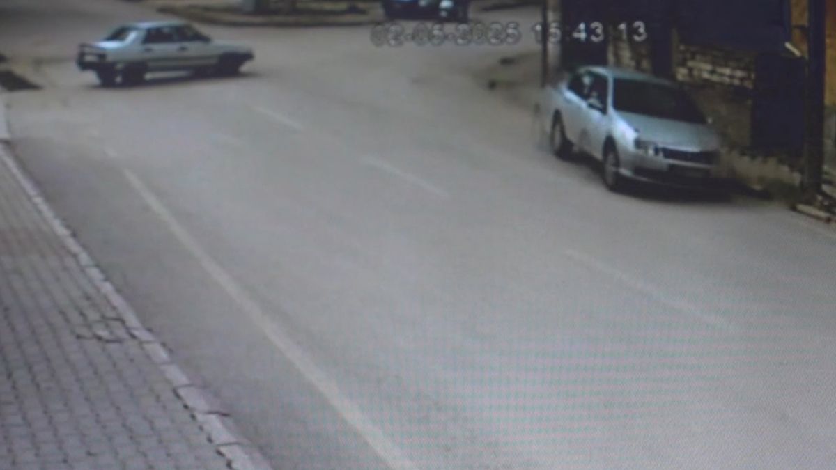 Kırıkkale'de ani manevra yapan otomobil duvara çarptı: 2 yaralı