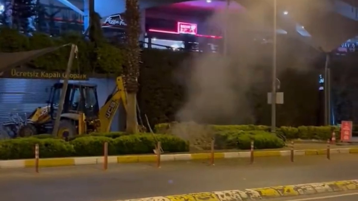 İstanbul Küçükçekmece'de kırılan doğalgaz borusundan gaz sızdı