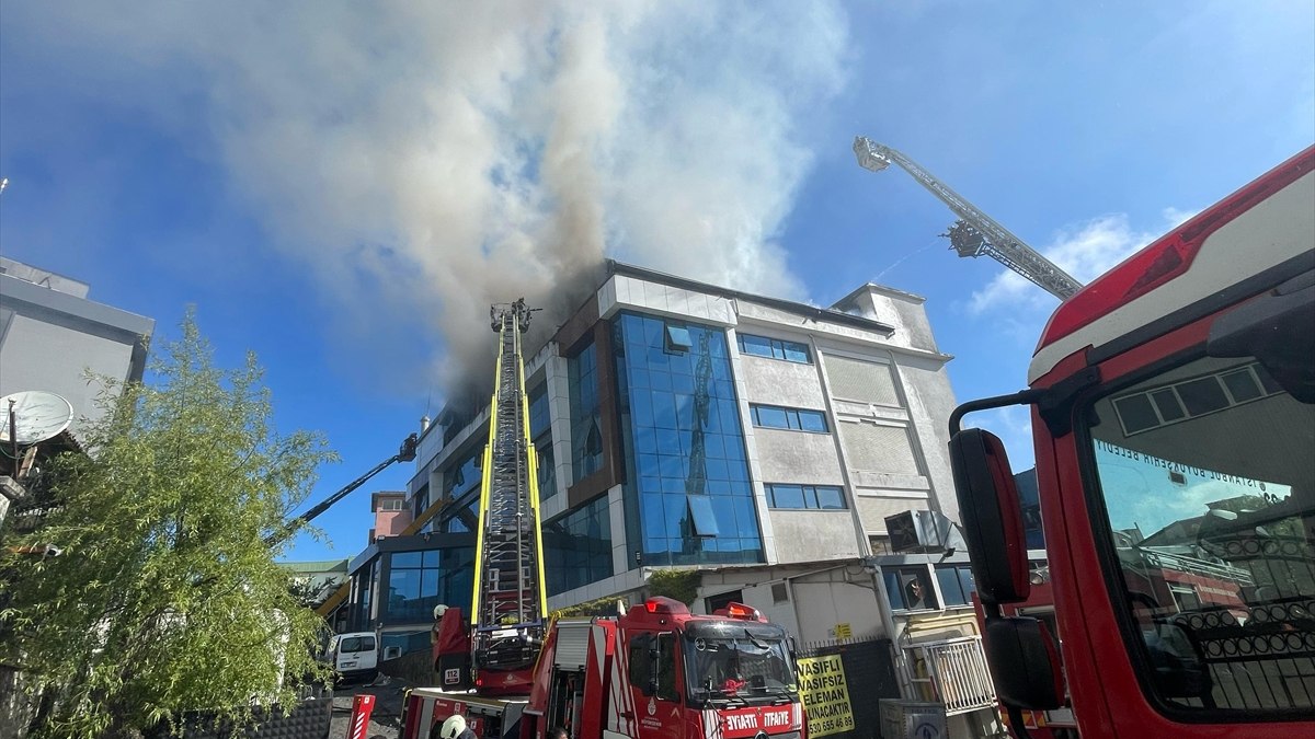 İstanbul'da tekstil fabrikasında çıkan yangına müdahale ediliyor