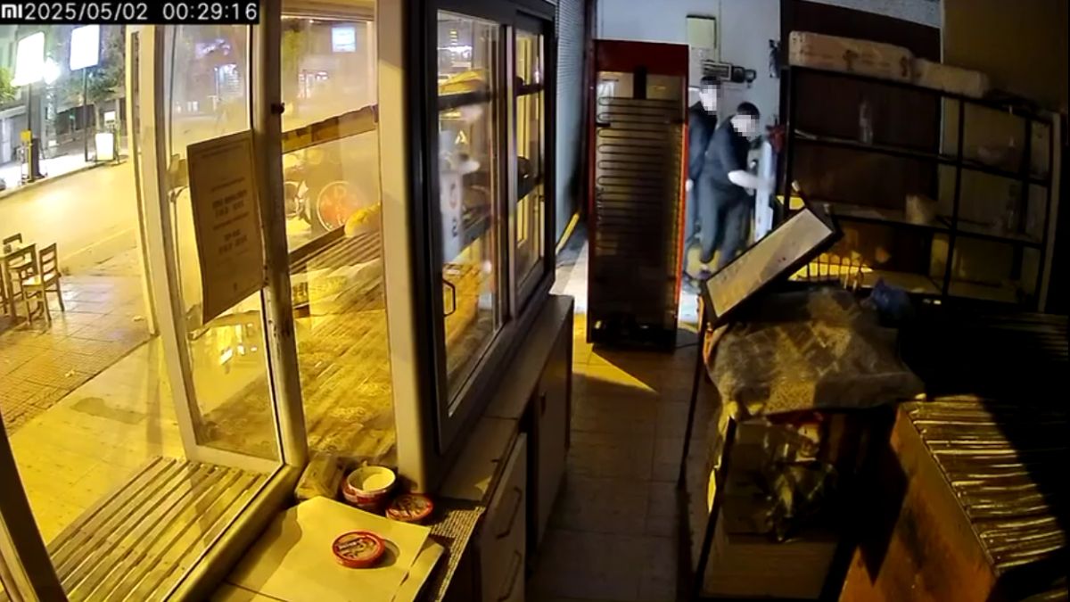 Adana’da hafif ticari araçtan fırına silahla ateş etti