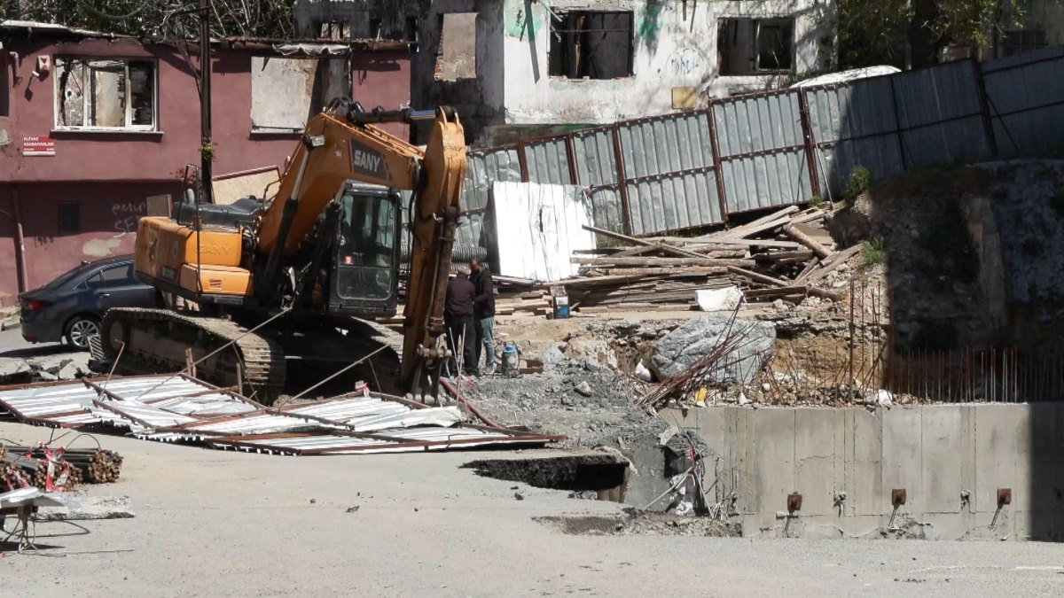 İstanbul Gaziosmanpaşa'da yol çöktü: İki bina tahliye edildi