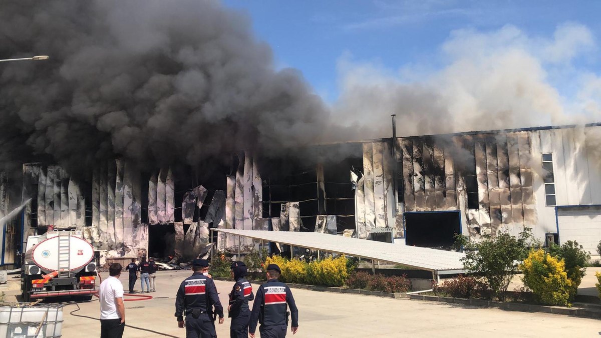 Tekirdağ'daki fabrika yangını parfüm tesisine sıçradı
