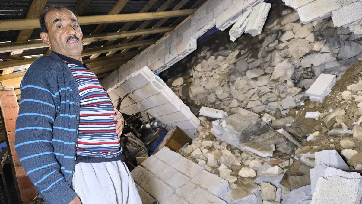 Erzurum'da kaya parçaları evin çatı katını yıktı
