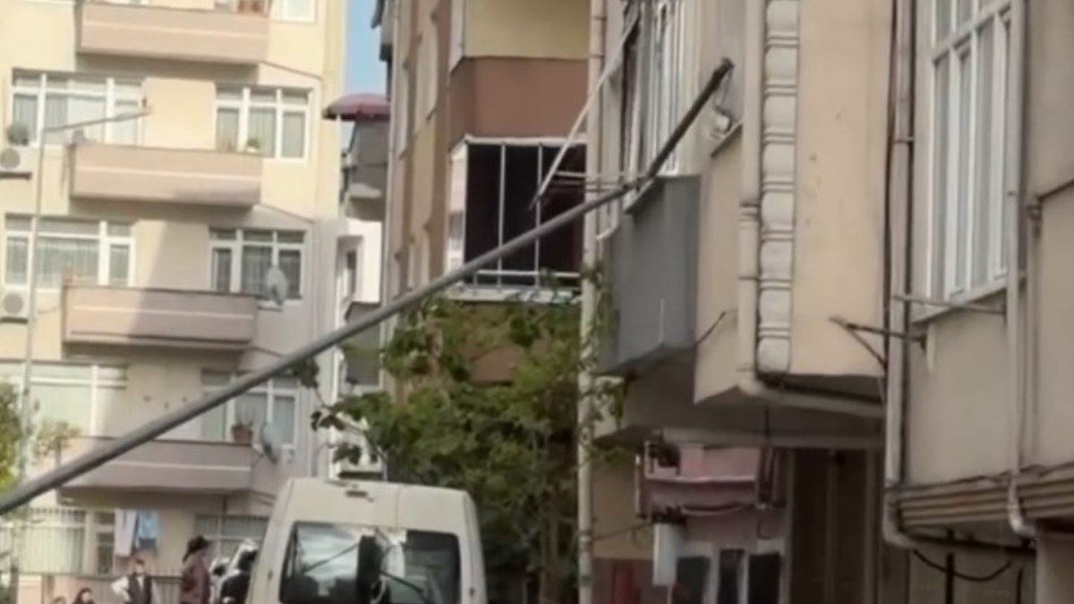 İstanbul'da işçinin yaslandığı aydınlatma direği devrilerek eve girdi