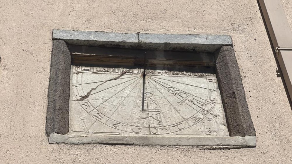 Konya'da 616 yıldır güneş ışığı ile namaz vakitlerini gösteren cami saati