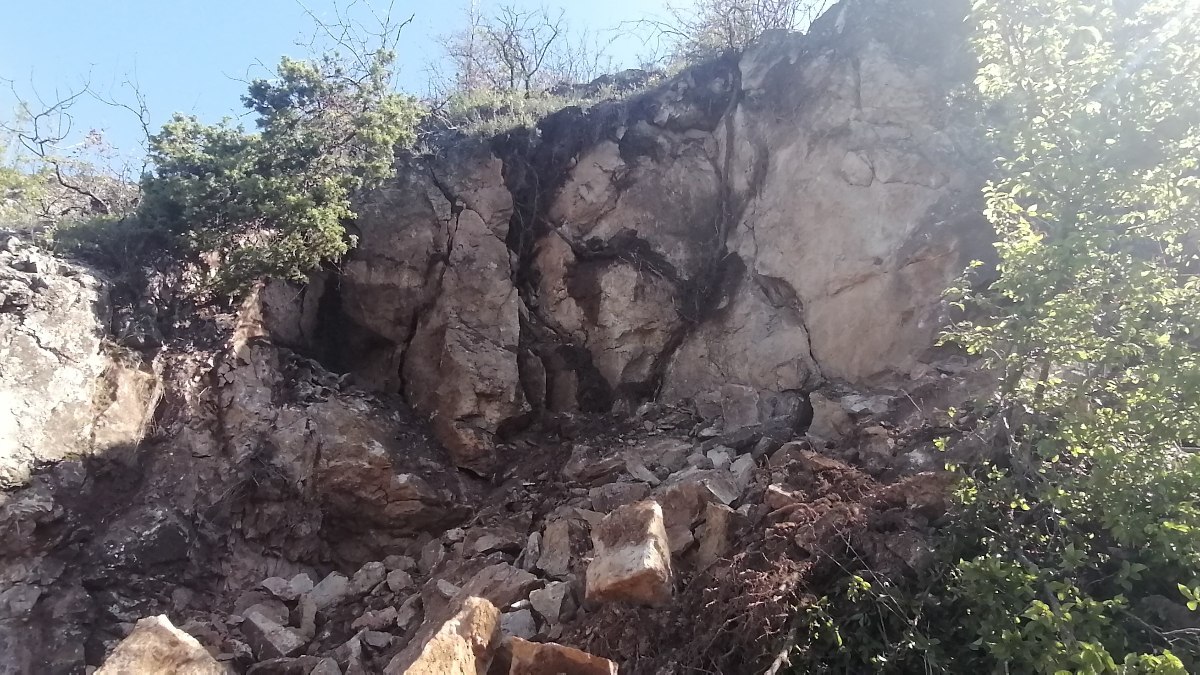 Amasya’da dağdan dev kaya parçaları koptu