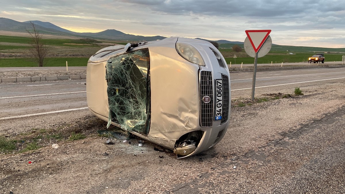 Aksaray'da takla atan otomobilden burnu bile kanamadan kurtuldu