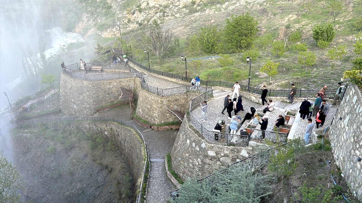 Tortum Şelalesi'nde bahar coşkusu