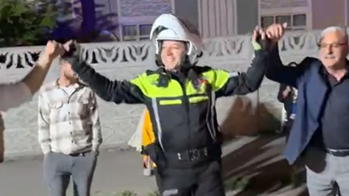 Düzce'de düğün konvoyundaki araçları yoldan kaldıran polis halaya katıldı
