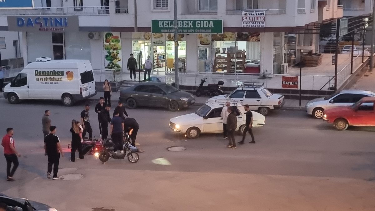 Adana'da kaza yapan sürücüyü zorla ayağa kaldırdılar