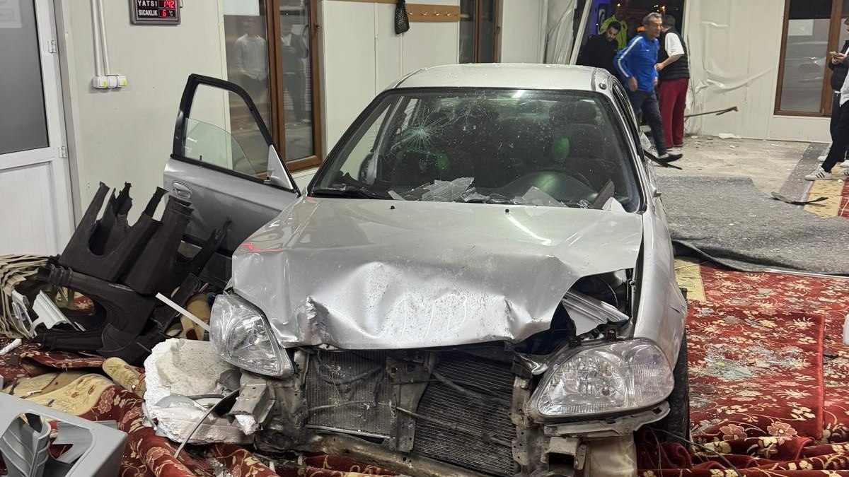 Kocaeli'nde alkollü sürücü camiye daldı: 1 yaralı