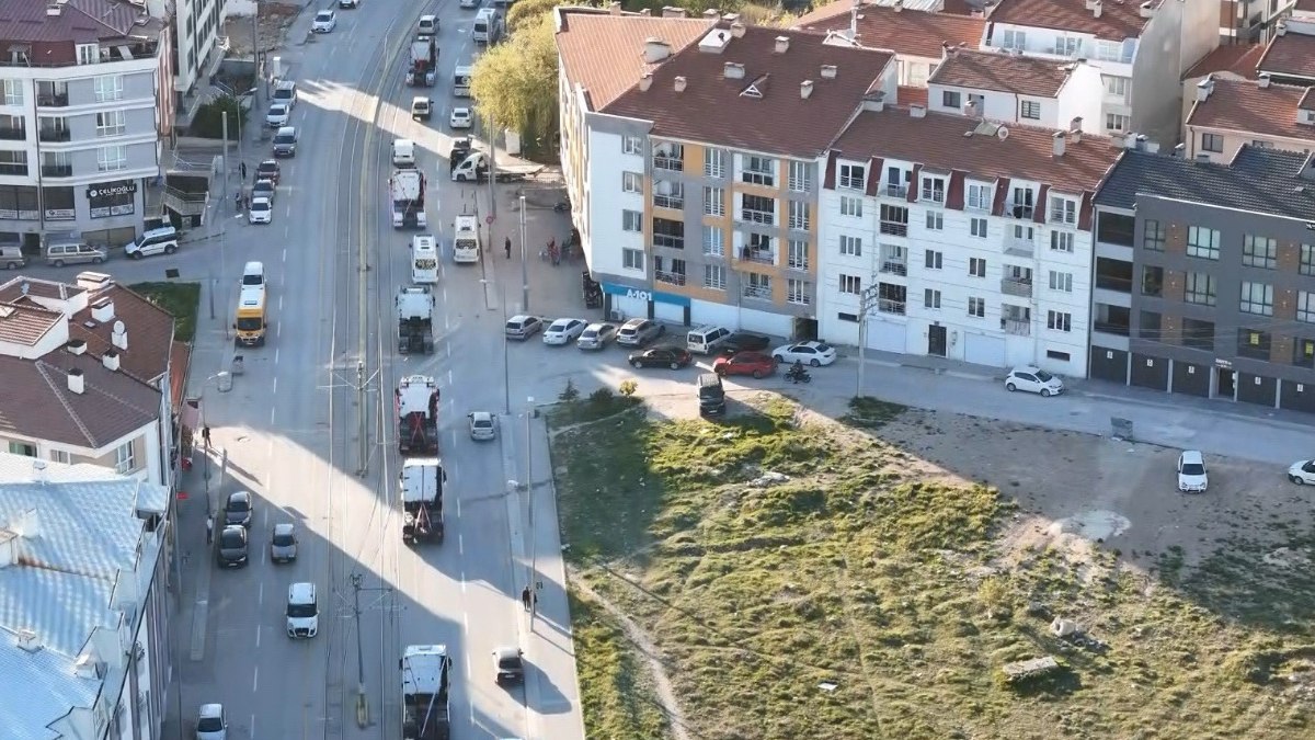 Eskişehir'de kaybettiği ağabeyinin oğluna 15 tır ile düğün konvoyu yaptı