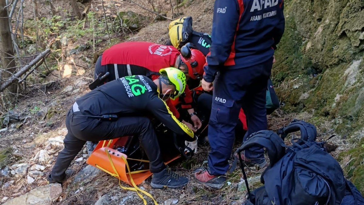 Denizli'de kayıp dağcının cansız bedeni uçurumdan helikopterle alındı