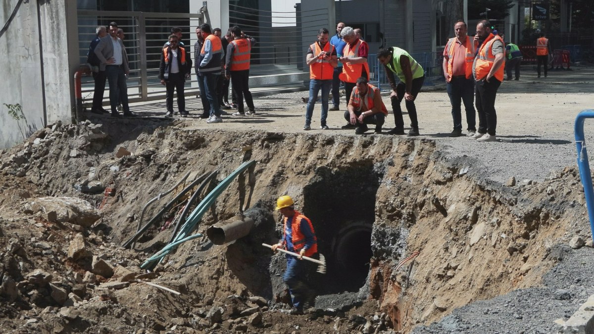 İstanbul'da çöken yolda alt yapı çalışmaları sürüyor