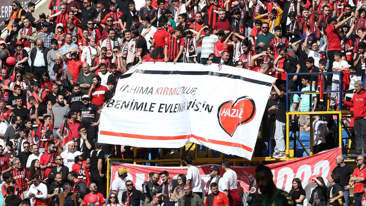 Gençlerbirliği tribününde evlilik teklifi