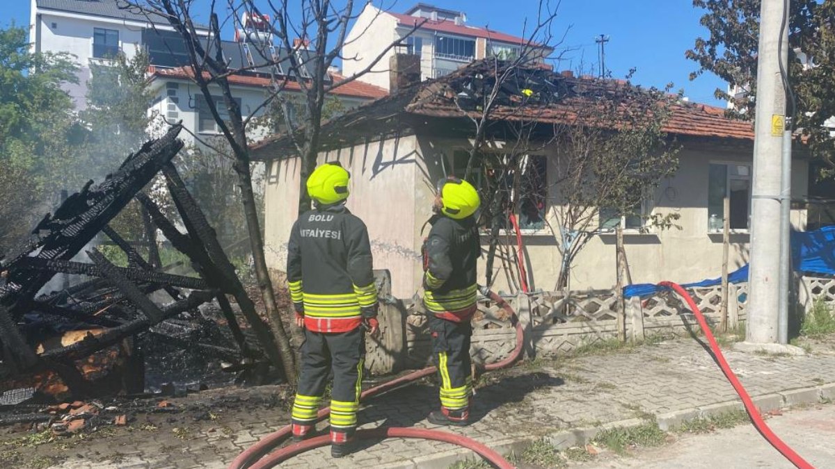 Bolu'da odunlukta çıkan yangın eve sıçradı