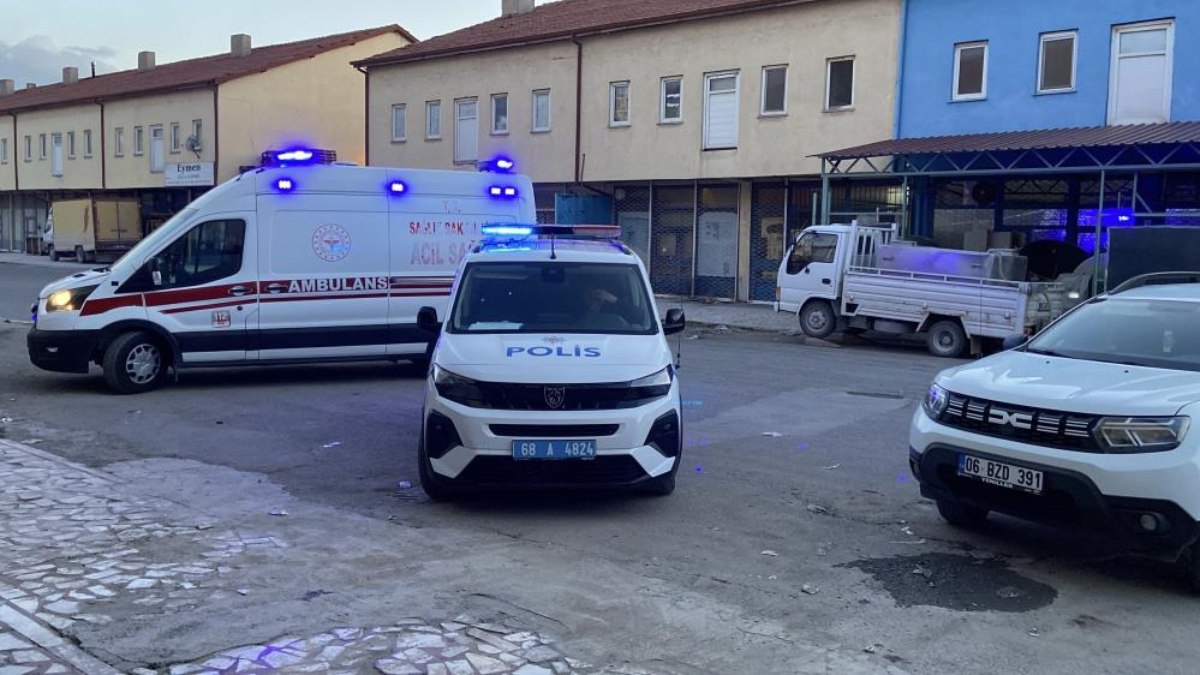 Aksaray'da ateş açtıkları dükkanın sahibini darbettiler