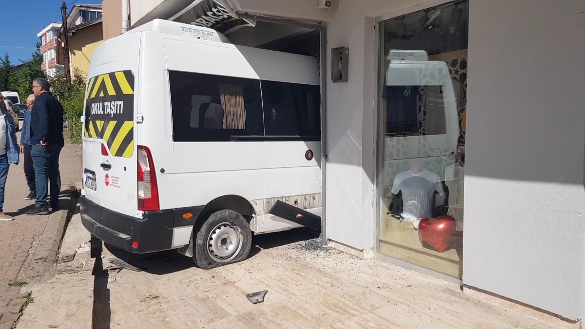 Karabük'te frenleri tutmayan öğrenci servisi iş yerine daldı