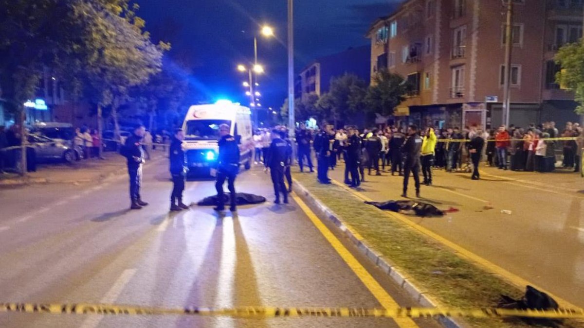 Sakarya'da karşıya geçen anne ile kızına otomobil çarptı: 2 ölü
