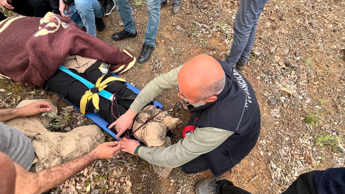Elazığ'da uçurumdan düşen vatandaşı itfaiye ekipleri kurtardı