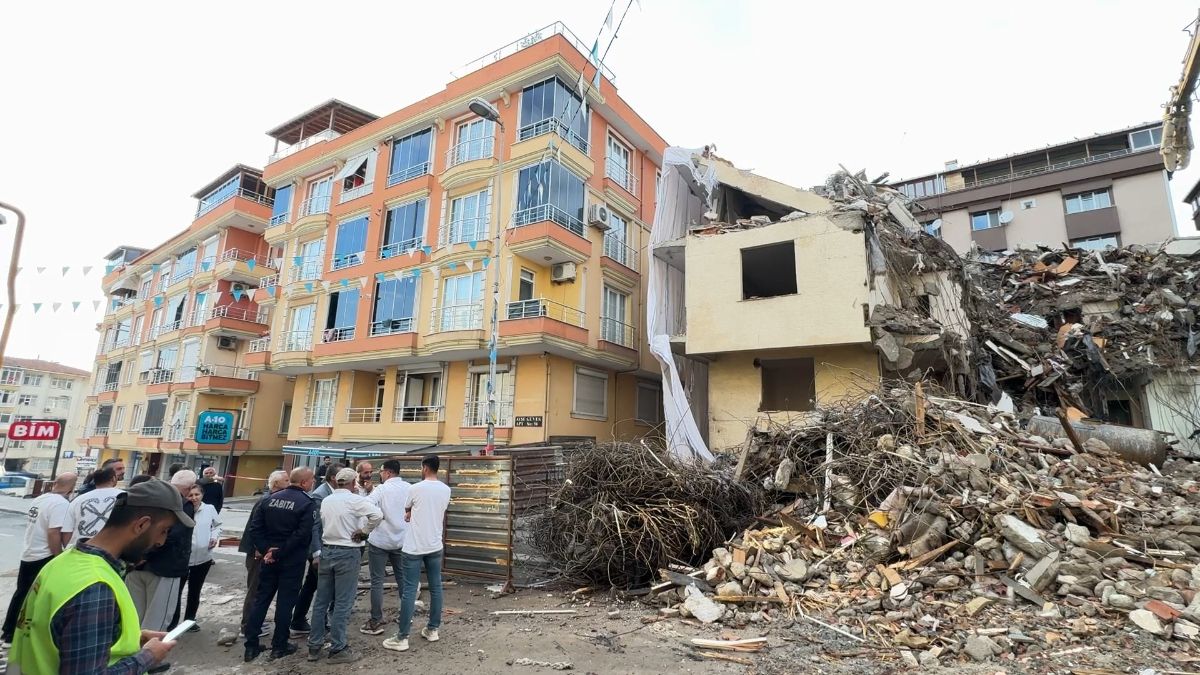 İstanbul'da riskli bina yıkıldı: Çevredeki 4 bina tahliye edildi