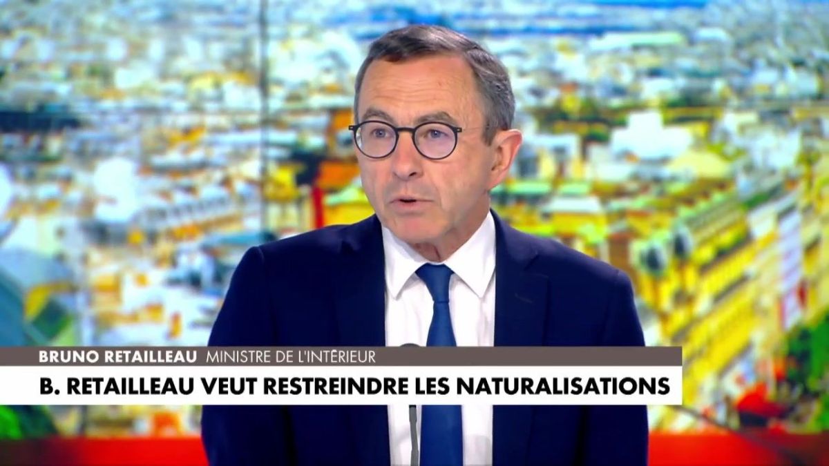 Fransız bakandan üniversitelerde başörtüsünün yasaklanması talebi