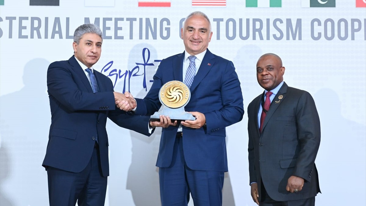 Antalya, D8 'Yılın Turizm Şehri Ödülü'nü aldı