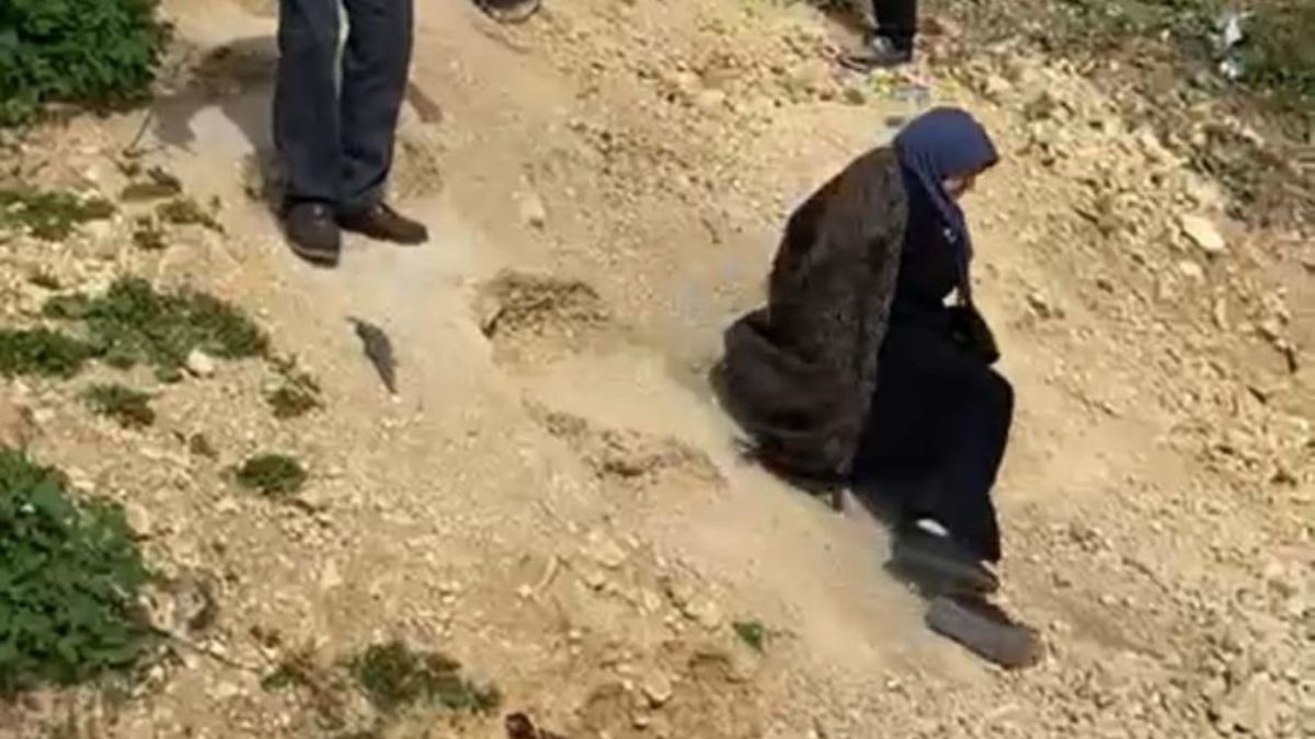 Bolu'da hastanenin kestirmesinde düşen kişi, tepki videosu çekerken biri daha düştü